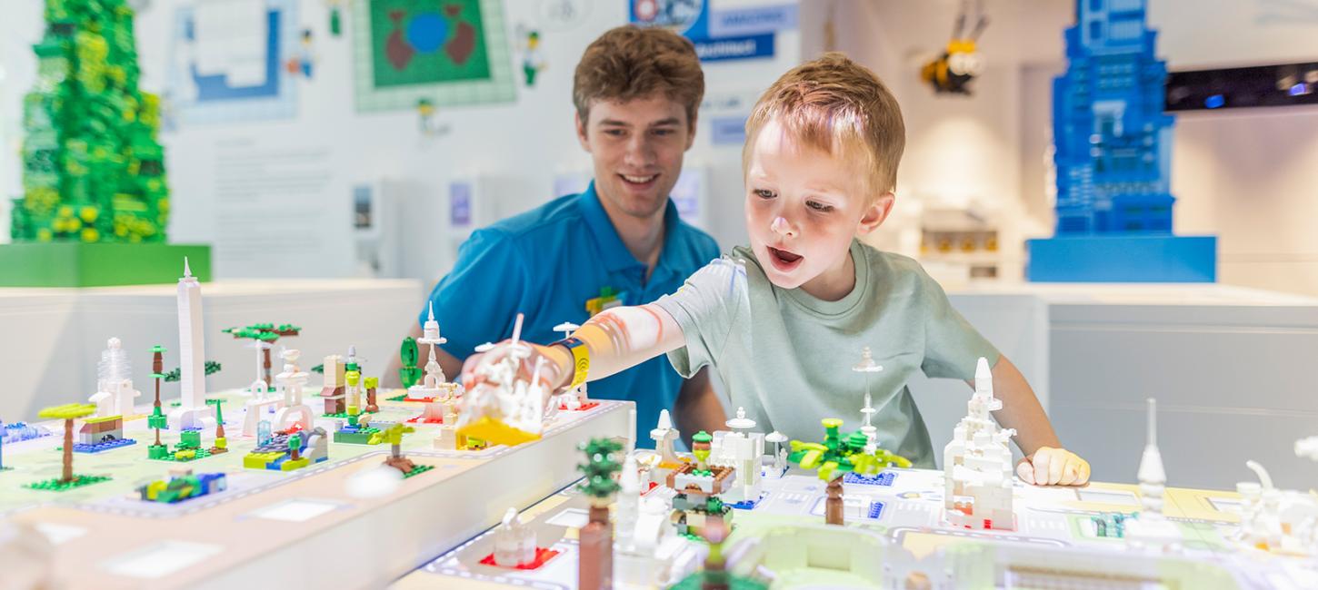 Im LEGO® House kann man zum Beispiel in die Rolle eines Stadtarchitekts bzw. einer Stadtarchitektin schlüpfen: Hier kann man bauen und herausfinden, was passiert. Im LEGOLAND Billund Resort könnt ihr während eures Urlaubs aber noch viele weitere Topattraktionen entdecken.