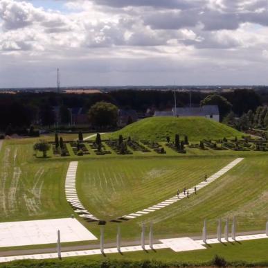 Luftaufnahme der weißen Markierung der Palisade von Kongernes Jelling und der ovalen Burg.