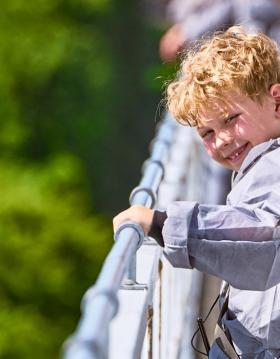 Unternimm einen Spaziergang auf der 60 Meter hohen Brücke und beobachte die Schiffe, die unter ihr hindurchfahren. Vielleicht entdeckt ihr ja sogar einen Schweinswal! Verbringt einen aktiven Familienurlaub im LEGOLAND® Billund Resort und kommt mit vielen Naturerlebnissen im Rucksack nach Hause.